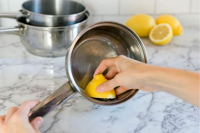 Vì sao xoong nồi thường xuất hiện những vệt loang cầu vồng, chúng có độc không?