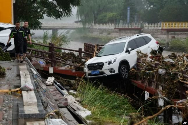Hàng loạt ô tô chìm trong biển nước, đường biến thành sông sau trận mưa lũ lớn ở Trung Quốc
