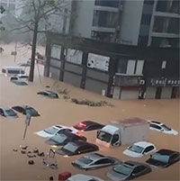 Hàng loạt ô tô chìm trong biển nước, đường biến thành sông sau trận mưa lũ lớn ở Trung Quốc