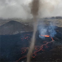 Núi lửa trẻ nhất Iceland phun ra lốc xoáy