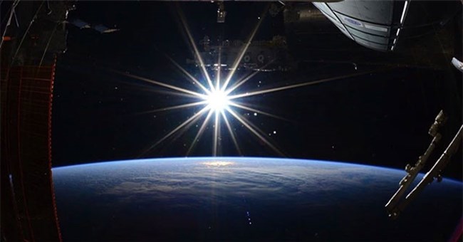 Các phi hành gia trên trạm vũ trụ có thể chứng kiến ​​Mặt trời mọc và lặn bao nhiêu lần mỗi ngày? 