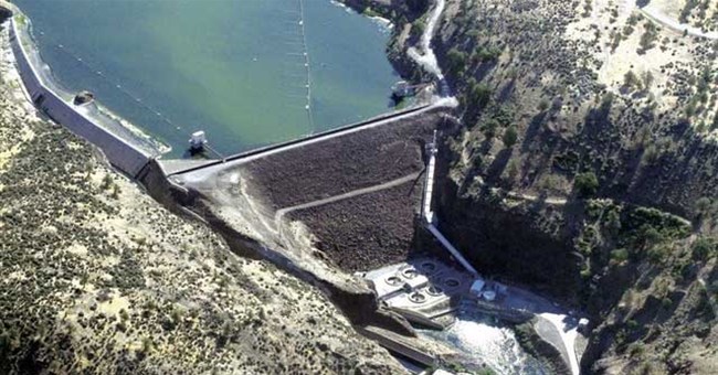 Vì sao Mỹ bỏ 450 triệu USD để dỡ bỏ 4 con đập trên dòng sông là “quê nhà” của cá hồi?