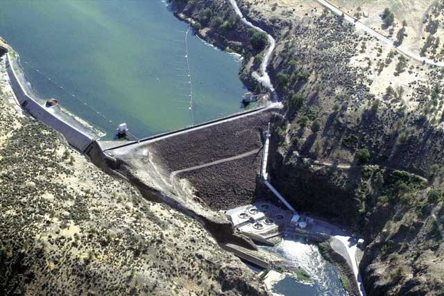 Cận cảnh đập thủy điện Iron Gate bắc qua sông Klamath ở California.