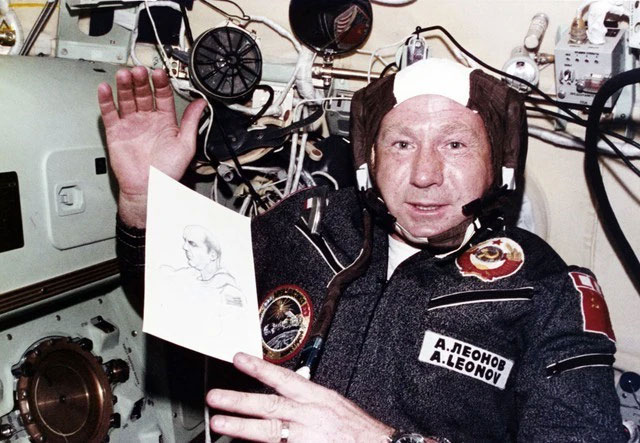  Phi hành gia Liên Xô Aleksey Leonov. 