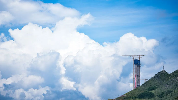 Phá kỷ lục của chính mình, Trung Quốc xây cầu cao nhất thế giới trên "vết nứt Trái đất"