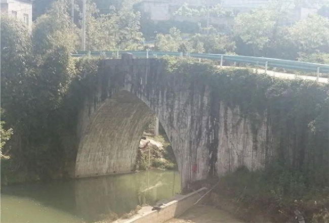 Cây cầu đá được xây dựng từ năm 1849 ở tỉnh Quý Châu (Trung Quốc).