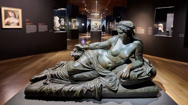 Bức tượng của Cleopatra với rắn Asp