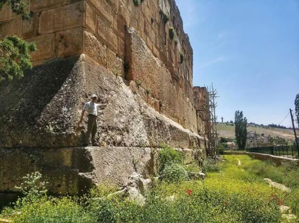 Trilithon là một nhóm gồm ba tảng đá cự thạch được sử dụng trong nền của đền thờ Baalbek.