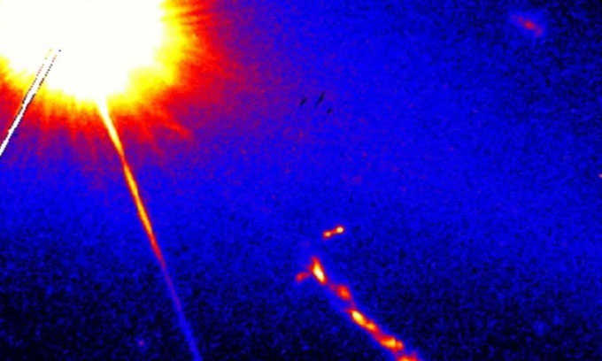 Chuẩn tinh 3C273 trong ảnh chụp từ kính viễn vọng không gian Hubble.