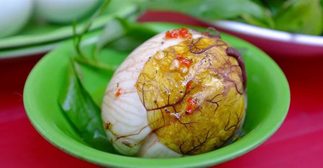 Nước trong quả trứng vịt lộn bổ như sâm? Lý giải của chuyên gia khiến nhiều người "giật mình"