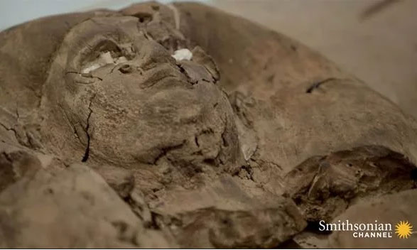 Mặt ngoài của chiếc quan tài được tìm thấy bên trong lăng mộ.