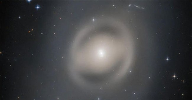 Bóng ma NASA chụp được là "cánh cửa thời gian"?