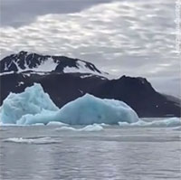 Video: Khoảnh khắc kinh ngạc tảng băng lật và vỡ ra trước mặt du khách