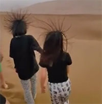 Kinh ngạc tóc du khách dựng đứng khi khám phá sa mạc ở Trung Quốc