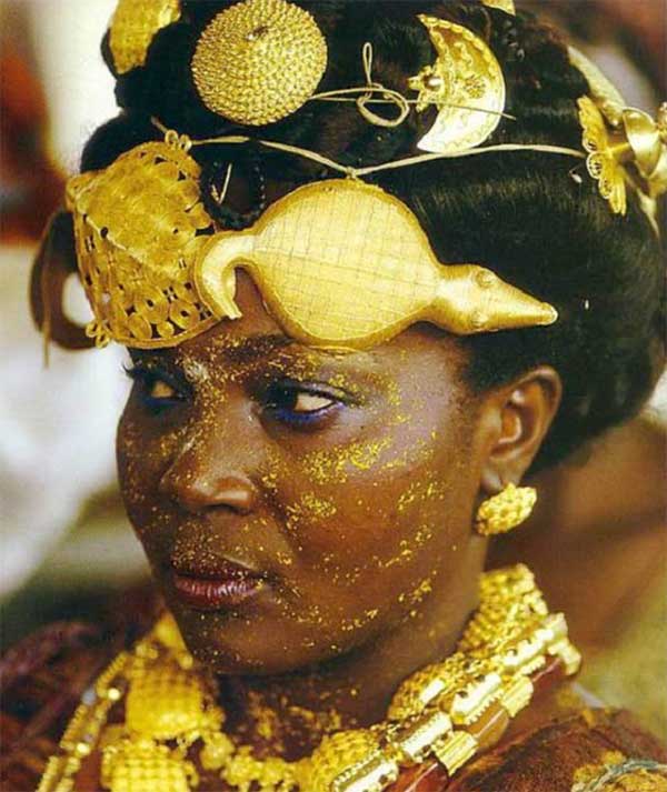 Người dân của bộ tộc có cuộc sống sang chảnh, phụ nữ có thể đeo cả cân vàng trên người.