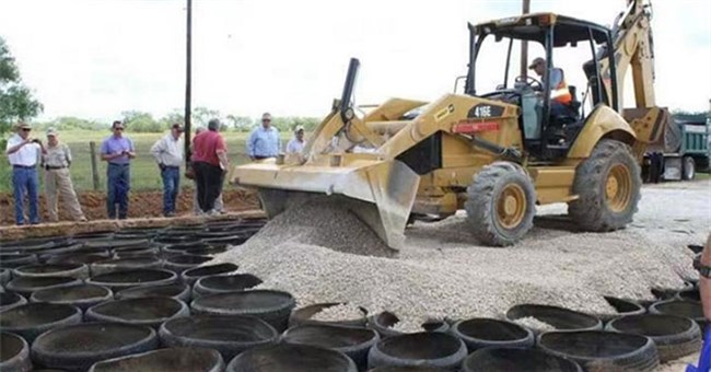 Tại sao nhiều nơi tại Hoa Kỳ lại phải chôn lốp xe xuống dưới mặt đường cao tốc?
