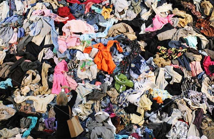 Chiếc áo thun polyester hại môi trường tới đâu?