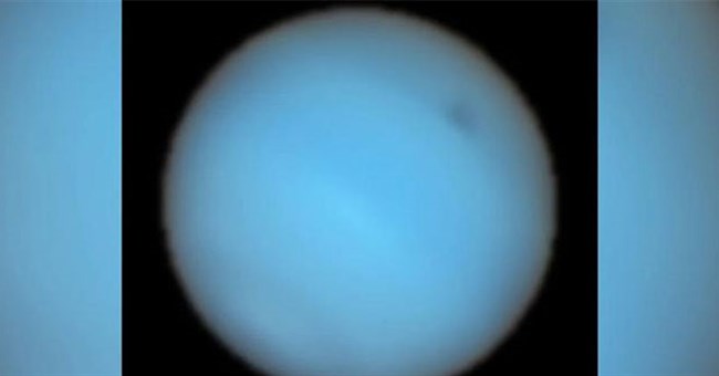 Điểm tối bí ẩn trong khí quyển của sao Hải Vương