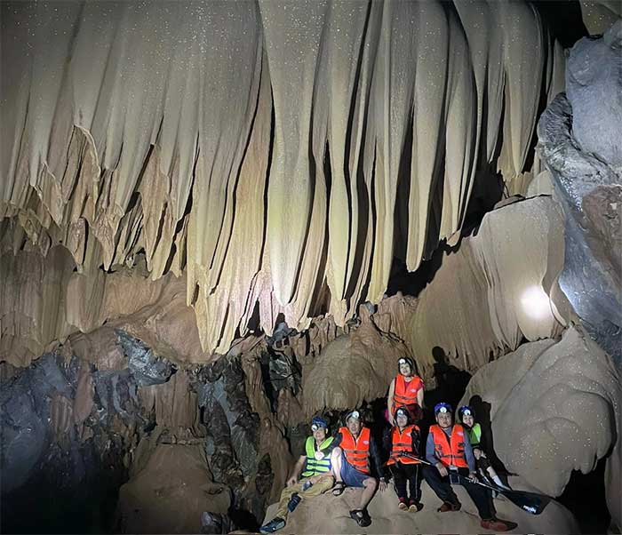 Phát hiện hang động tráng lệ trên đỉnh Trường Sơn