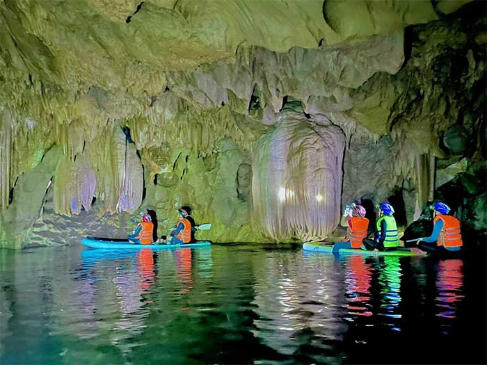 Phát hiện hang động tráng lệ trên đỉnh Trường Sơn