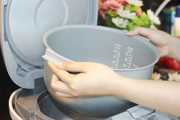 Tại sao khi nấu xong vẫn không nên mở nắp nồi cơm điện?