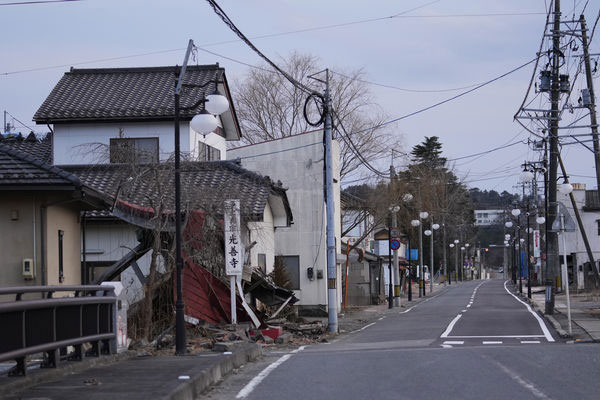 Khung cảnh vắng vẻ tại thị trấn nằm cách nhà máy điện Fukushima Daiichi 6km.