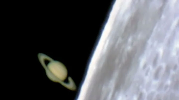 Sao Thổ xuất hiện sau Mặt trăng.