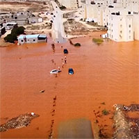 Lũ lụt như sóng thần ở Libya cuốn trôi người, xe cộ ra biển