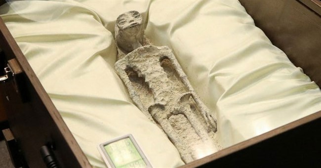 Hoá thạch 1.000 năm tuổi của "người ngoài hành tinh" được đưa ra Quốc hội Mexico