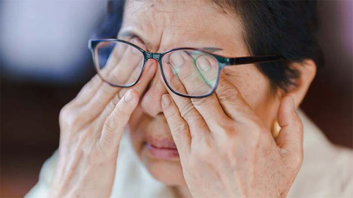  Người già dễ bị đột quỵ mắt hơn. 