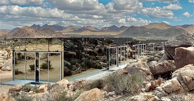 Bên trong "Ngôi nhà vô hình" gần 440 tỷ đồng giữa sa mạc: Có hồ bơi dài gần hết nhà, giá thuê hàng trăm triệu/đêm