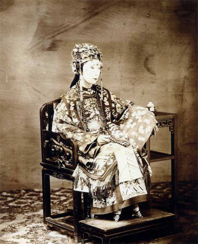 Phụ nữ quyền quý thời Thanh qua ống kính người Mỹ