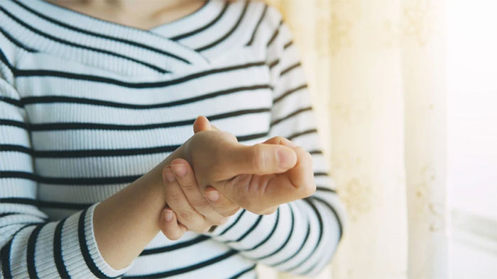 Bài tập nắm chặt tay giúp làm giảm mỏi cổ tay và các ngón tay.