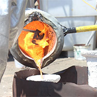 Tại sao khi kim loại nóng chảy, nồi nấu kim loại vẫn giữ được sự ổn định như ban đầu?