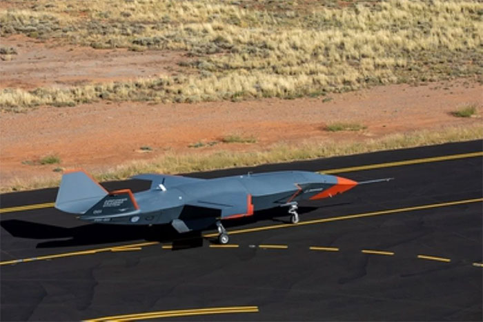 Chiếc Ghost Bat Boeing MQ-28 trong một cuộc thử nghiệm chạy tốc độ cao trên mặt đất.