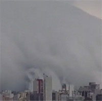 Video: Kỳ lạ mây sóng thần "nuốt chửng" cả thành phố