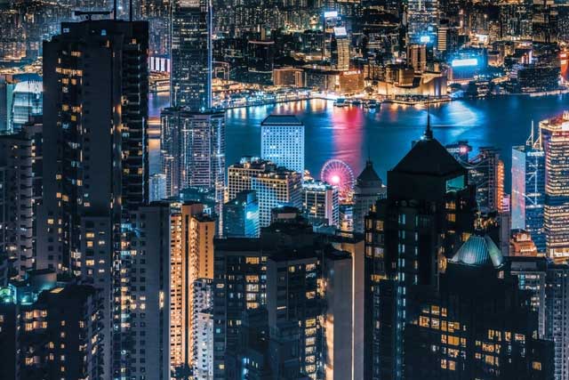 Hồng Kông về đêm rực rỡ ánh đèn.