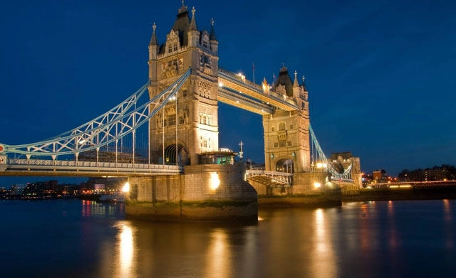 Về đêm, khung cảnh London thơ mộng với ánh đèn lấp lánh dọc theo sông Thames.