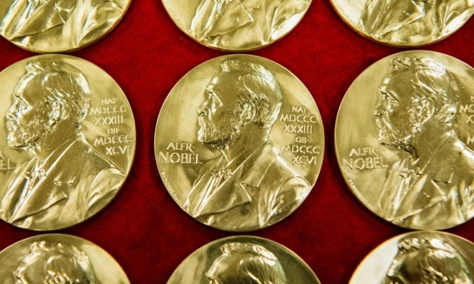 Hội đồng Nobel lựa chọn 3 người để trao giải theo quy định của nhà sáng lập Alfred Nobel.