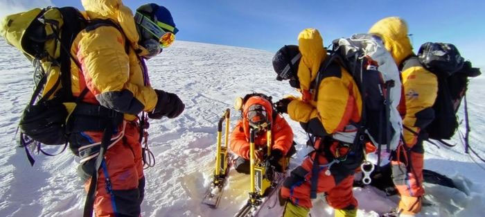 Thành viên đoàn thám hiểm đo độ dày của băng tuyết trên đỉnh Cho Oyu ngày 1/10.