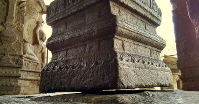 Cây cột thách thức trọng lực trong đền thờ Ấn Độ