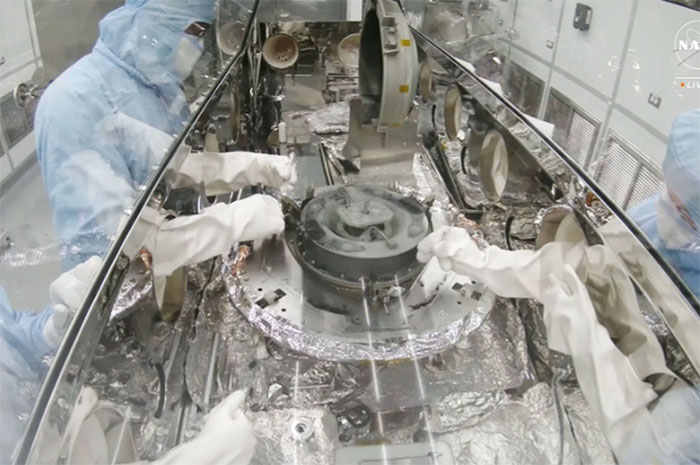  Các nhà khoa học của NASA đang làm việc với hộp đựng mẫu vật 
