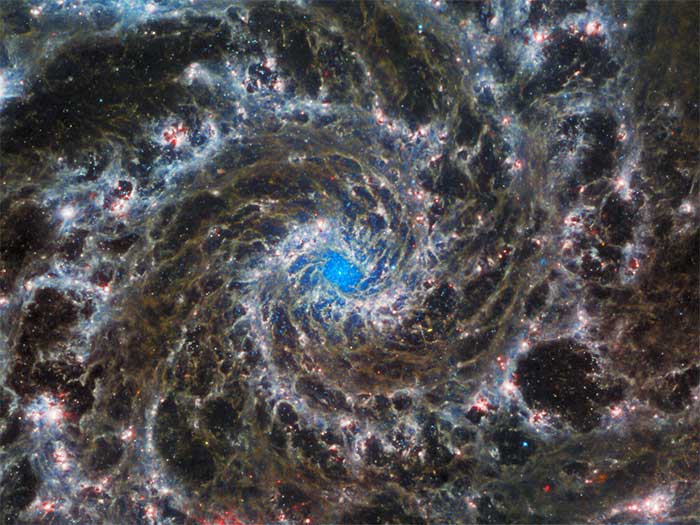 Hình ảnh chụp bởi Kính viễn vọng Không gian James Webb cho thấy tâm của thiên hà M74