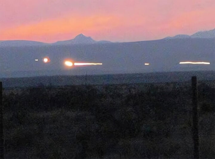 Dải đèn Marfa được nhìn thấy vào ban đêm.