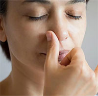 Nghẹt mũi một bên là bệnh gì?