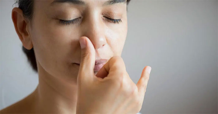  Có nhiều nguyên nhân khiến bạn bị nghẹt một bên mũi. 