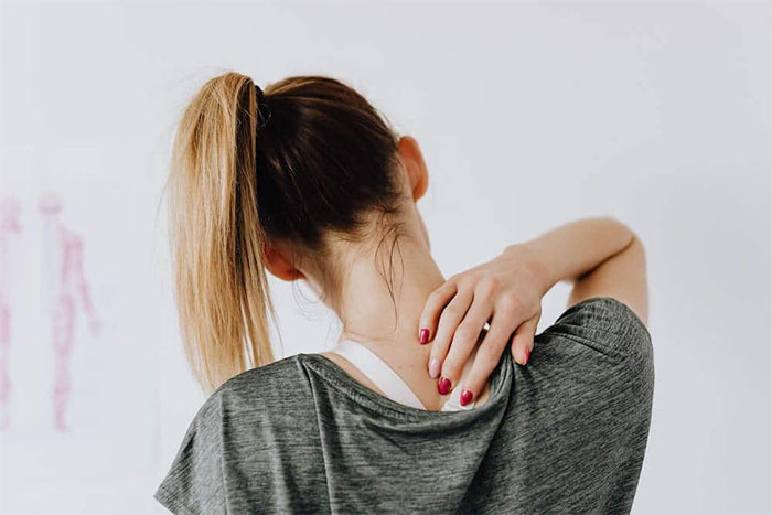 Cảm giác lưng trên nóng 