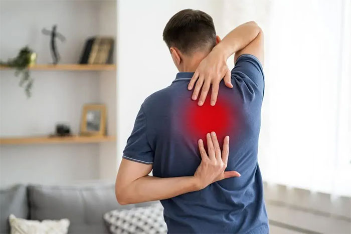 Cảm giác lưng trên nóng 