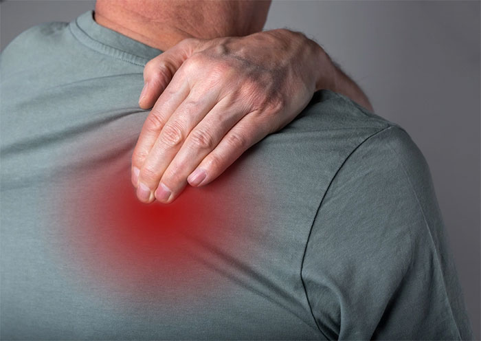 Cảm giác lưng trên nóng 