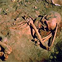 Con người bắt đầu chôn cất từ khi nào?
